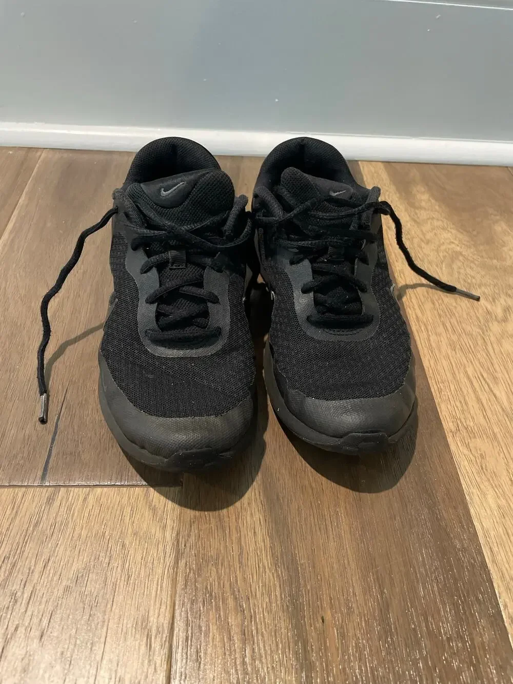 Nike Youth Size 5.5 Revolution 7 Sneakers Black Sneakers